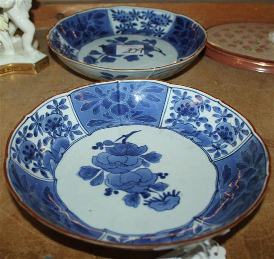 A pair of Japanese Arita blue and white dishes, 18th century, 23cm